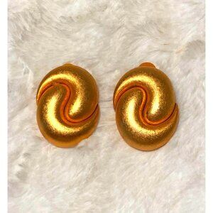 Maximalist‎ gold tone clip on earrings women  OS